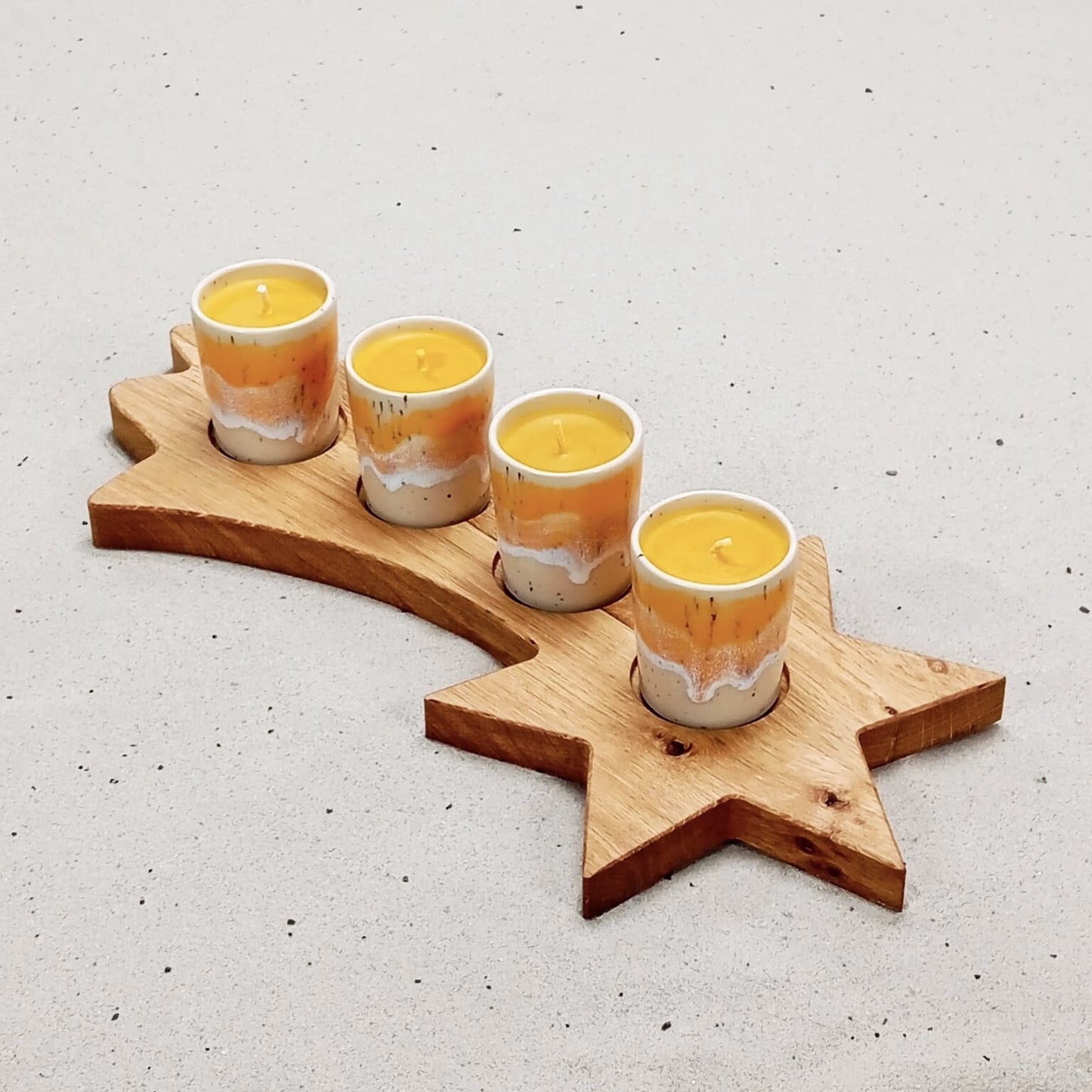 SET Kerzenhalter mit 4 Bienenwachskerzen im gelben Keramikbecher