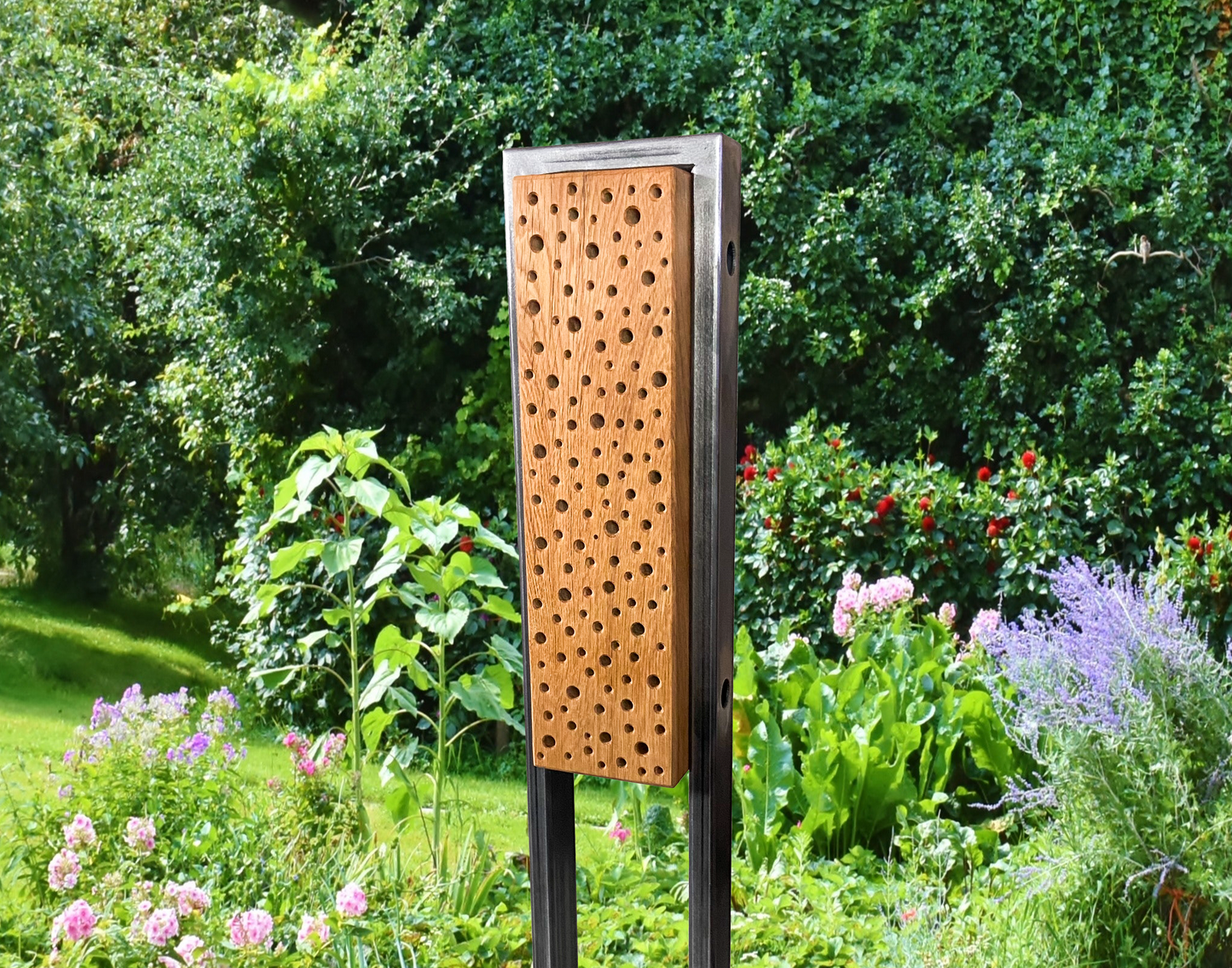 Insektenhotel aus Eiche mit Stahlrahmen