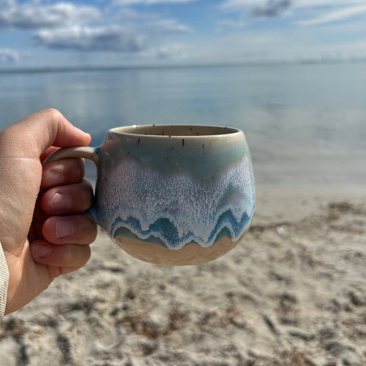 ab dem 25.09.2026 um 20 Uhr erhältlich - Tasse „MEERLIEBE“ hellblau gesprenkelt