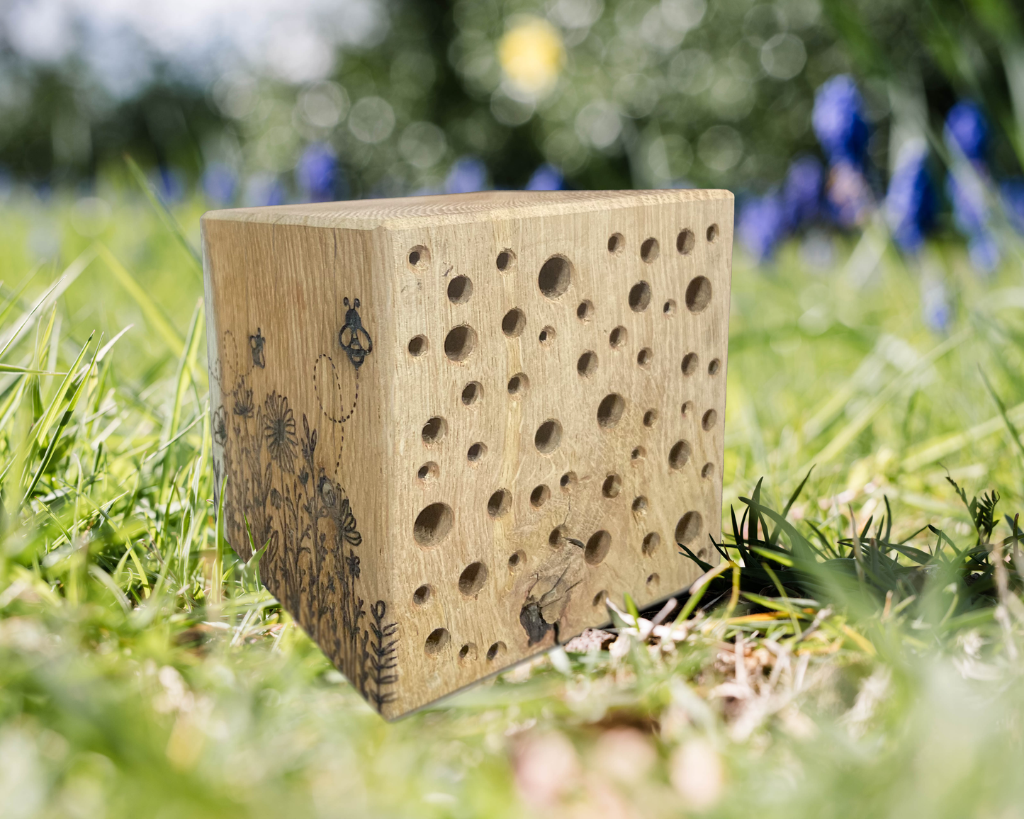CUBO Insektenhotel aus Eichenholz und Gravur