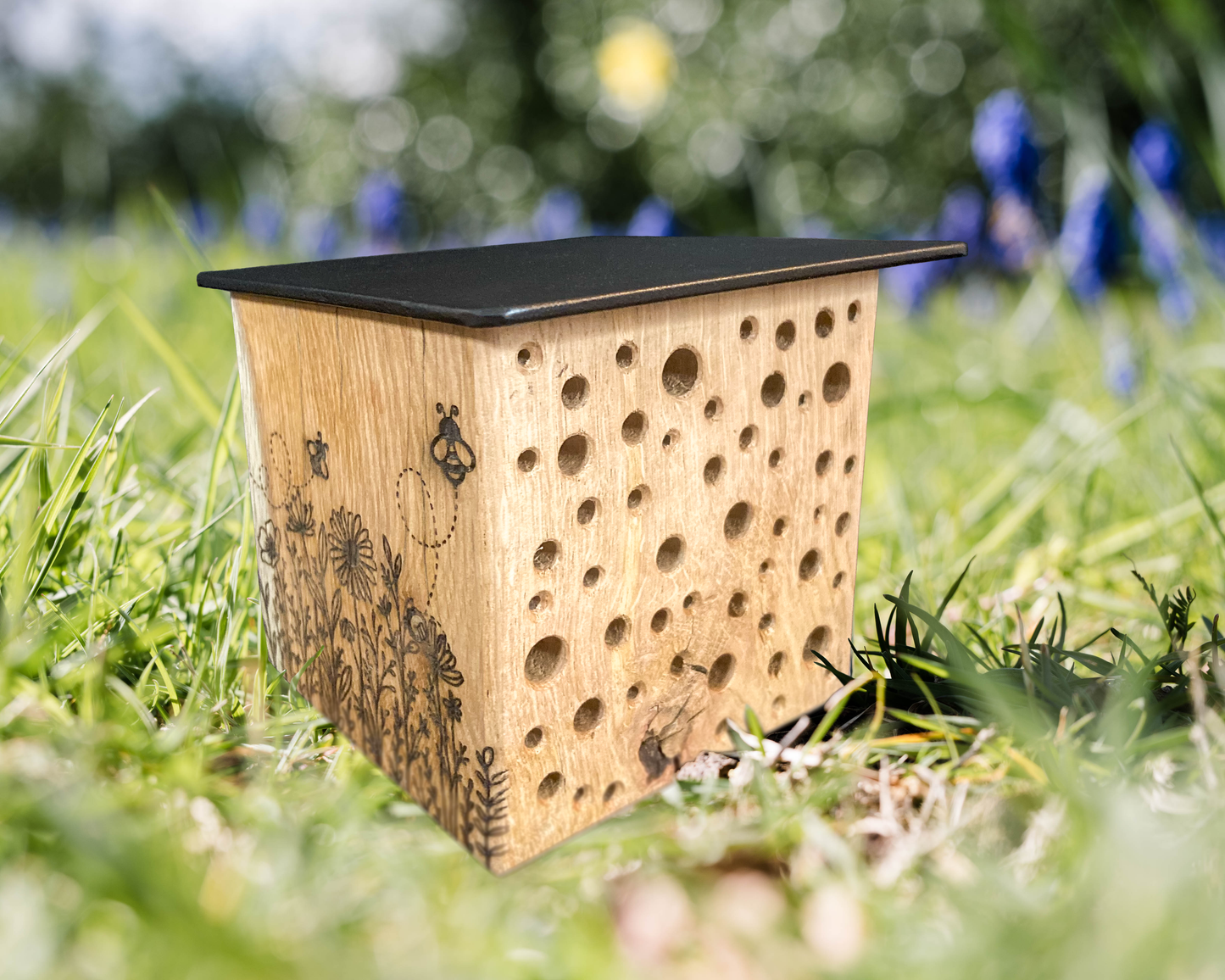 CUBO Insektenhotel aus Eichenholz und Gravur